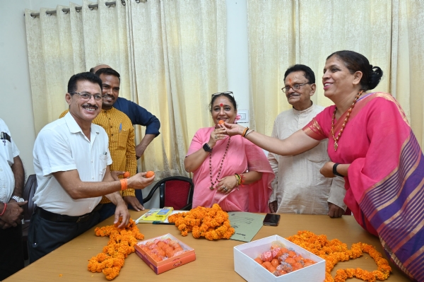 कोटद्वार में केंद्रीय विद्यालय खुलने पर समर्थकों संग  खुशी जताती विधानसभा अध्यक्ष