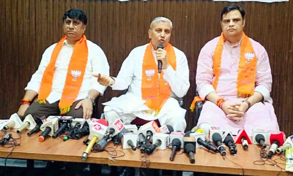 प्रेस वार्ता करते पूर्व$ कृषि मंत्री जेपी दलाल