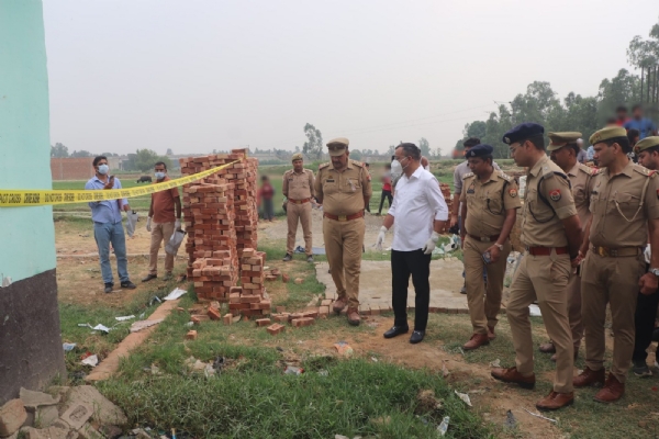 कुंदरकी में महिला अंजुम की हत्या के बाद मौके पर पहुंचे एसएसपी, एसपी देहात व अन्य।