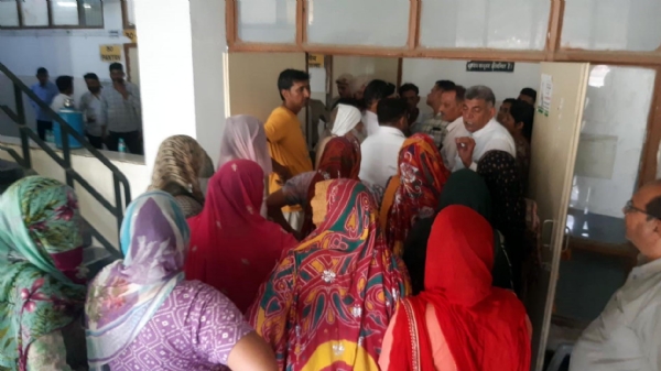 फतेहाबाद। लघु सचिवालय पर पेयजल समस्या को लेकर हंगामा करते गांव धांगड़ के ग्रामीण।