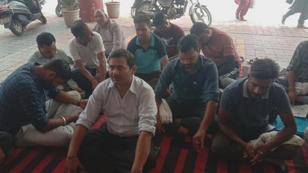 प्रदर्शन करते स्वास्थ्य ठेका कर्मी