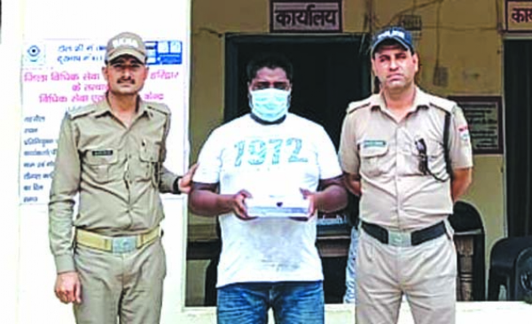 पुलिस गिरफ्त में आरोपित