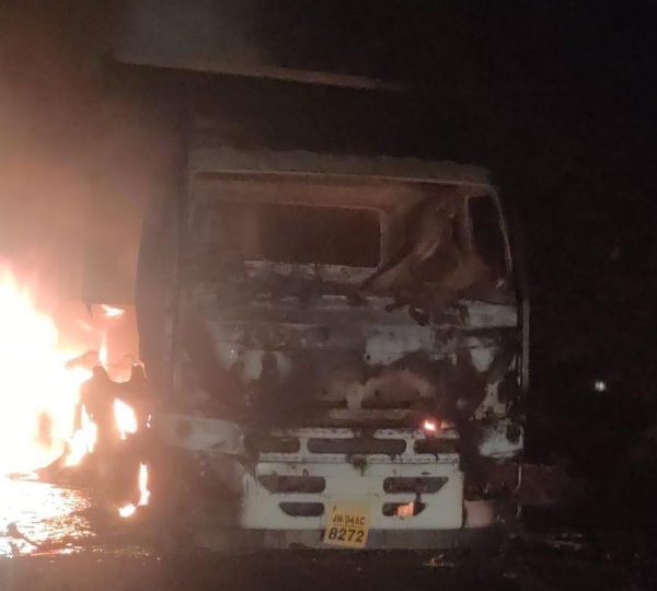 जलाया गया ट्रक