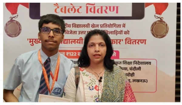 मां के साथ सम्मनित छात्र