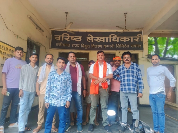बिजली गुल समस्या को लेकर चर्चा कर बाहर निकलते हुए