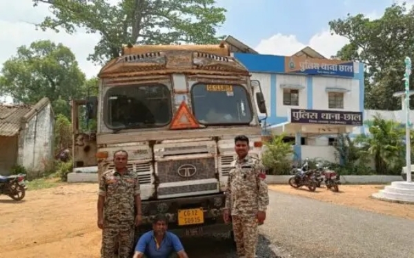 अवैध कबाड़ जब्त ट्रक