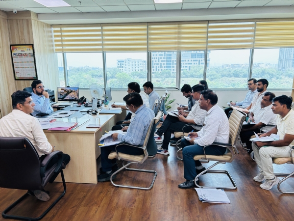 मानेसर नगर निगम में सफाई एजेंसियों के प्रतिनिधियों के साथ बैठक करते निगमायुक्त आयुष सिन्हा।