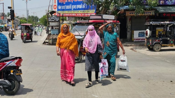 धूप से बचते लोग