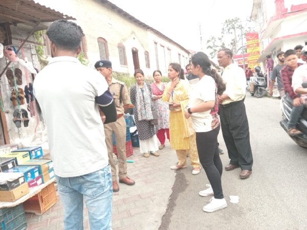 विश्व बाल श्रम निषेध दिवस पर गुरुवार को पौड़ी में दुकान का निरीक्षण करते अधिकारी