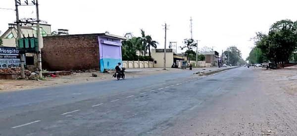 सुनसान नजर आ रही सड़क। सुनसान नजर आ रही सड़क।