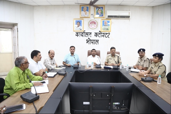 बैठक लेते हुए कलेक्टर कौशलेंद्र विक्रम सिंह