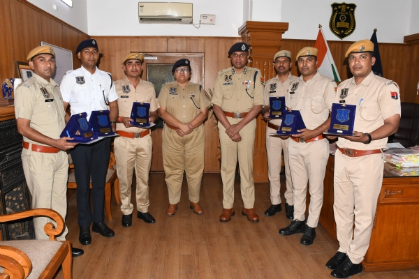 छह पुलिसकर्मी कांस्टेबल ऑफ दी मंथ के अवॉर्ड से सम्मानित