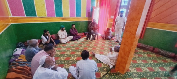 आवाम मीट ओं भाग लेते हुए लाेग्