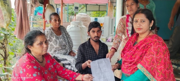 मृतक सुमन के परिवार को योजनाओं की जानकारी देते हुए विभागीय अधिकारी विभागीय अधिकारी