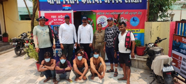थाना पिरान कलियर परिसर में पकड़े गए हुड़दंगियों के साथ पुलिस टीम — धार्मिक स्थल की गरिमा भंग करने पर युवकों को किया गया गिरफ्तार।