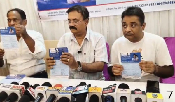 जानकारी देते डॉ अजय सिंह और अन्य
