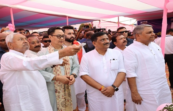 मुख्यमंत्री ने आचार्य किशोर कुणाल की प्रतिमा अनावरण करते