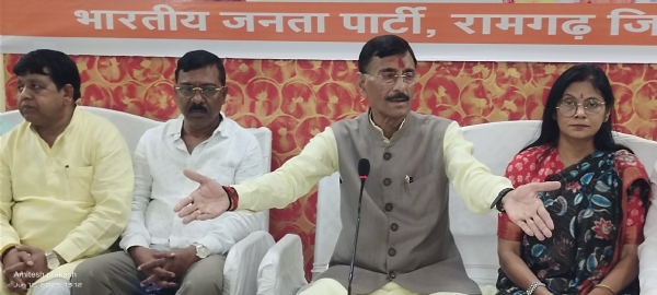 कार्यक्रम में रक्षा राज्य मंत्री संजय सेठ