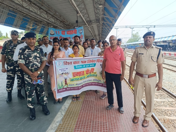 बाल श्रम निषेध दिवस पर लोगो जागरूक करते