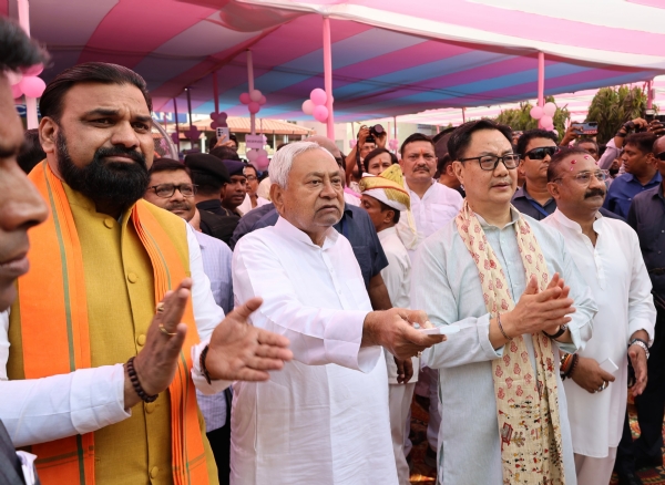 आचार्य किशोर कुणाल जी की 75वीं जयंती के अवसर पर उनकी प्रतिमा का अनावरण करते हुए  बिहार के मुख्यमंत्री  नीतीश कुमारसाथ में केंद्रीय मंत्री किरण रिजिजू । महावीर कैंसर संस्थान परिसर
