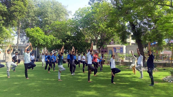 कार्यक्रम में योग करते एनसीसी आर्मी व एयर विंग के कैडेट्स।