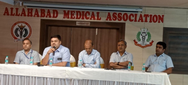 मीडिया से वार्ता करते हुए एसेासिएशन ऑफ सर्जन्स ऑफ इंडिया के सदस्यों का छाया चित्र