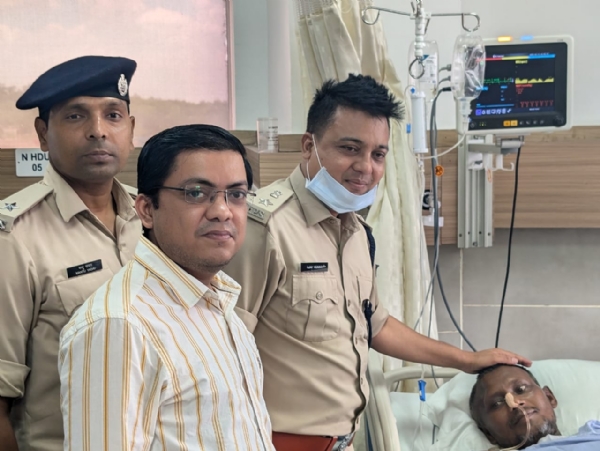 प्यून से मिलने पहुंचे एसपी अजय कुमार