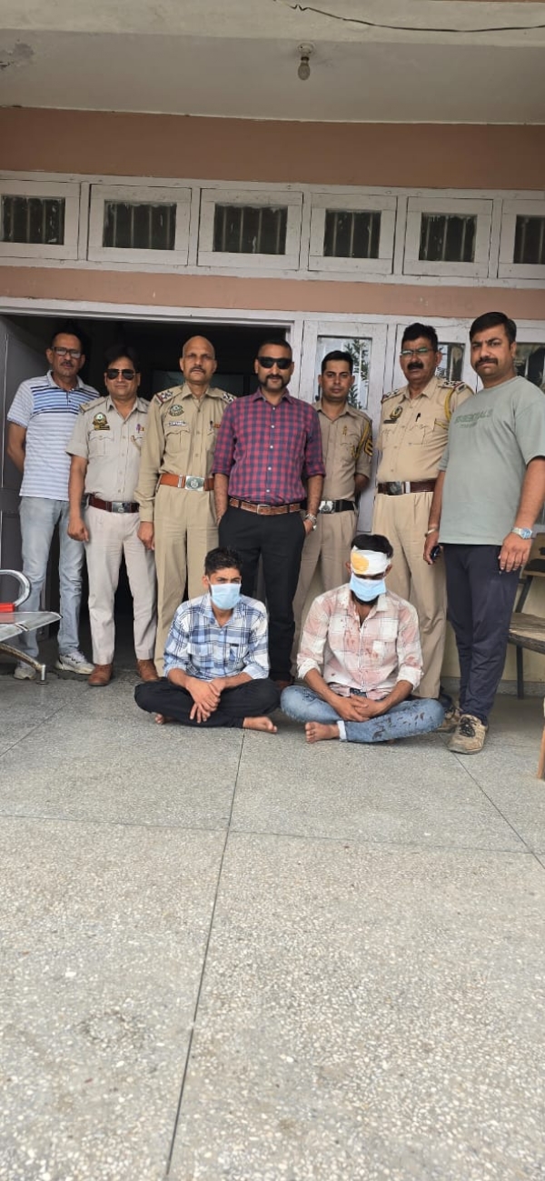 गिरफ्तार आरोपिओं के साथ पुलिस