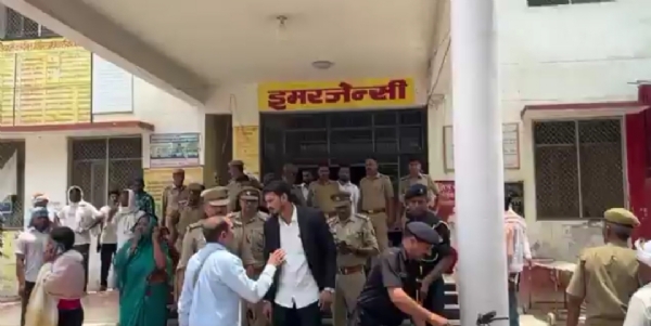 जिला अस्पताल में पहुंचे वकील