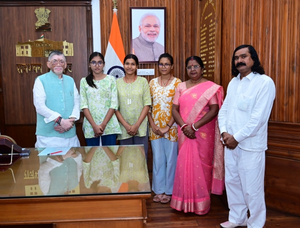 राज्यपाल से मुलाकाता करते हुए शिष्टमंडल के लोग राज्यपाल से मुलाकाता करते हुए शिष्टमंडल के लोग