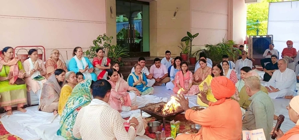 मालिबू टाउन के मालिबू कंट्री क्लब में कारगिल शहीद आजाद सिंह दलाल का 26वें बलिदान दिवस पर हवन में आहुति डालते परिवारजन व समाज के लोग।
