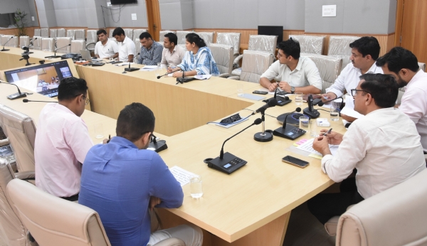 लघु सचिवालय में अधिकारियों की बैठक लेते डीसी