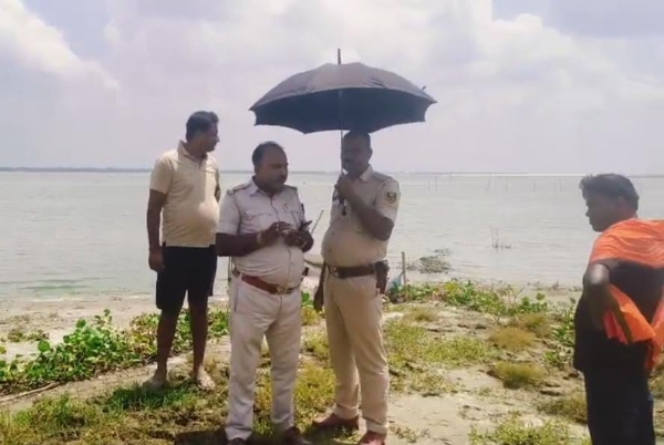 छानबीन करती पुलिस छानबीन करती पुलिस