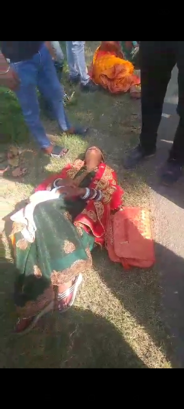 सड़क पर पड़े जख्मी