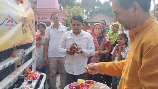 पूर्व राज्यमंत्री ठाकुर संजय सिंह श्रद्धालुओं के साथ बस को रवाना करने से पूर्व पूजा-अर्चना करते हुए, पंडित गोविंद के साथ नारियल हाथ में लिए बस के सामने