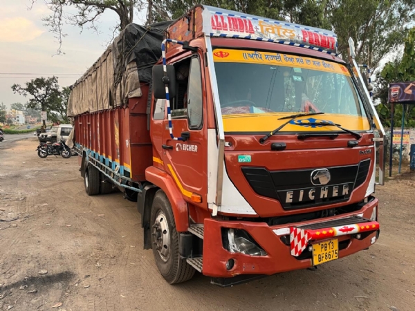 पुलिस द्वारा पकड़ा गया ट्रक