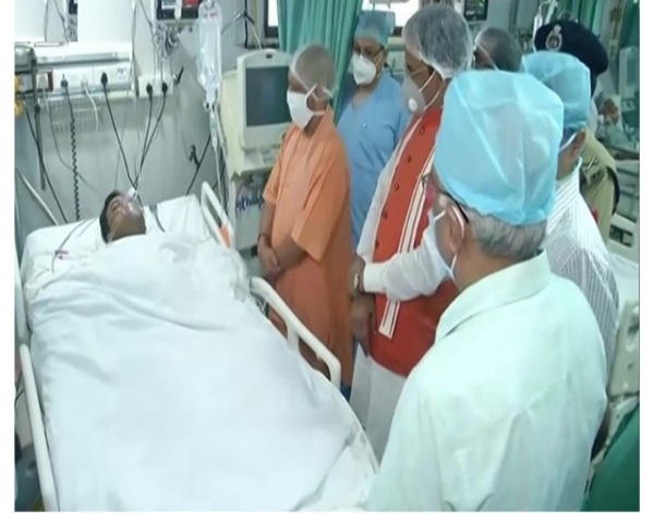 घायल पुलिस कर्मियों का हालचाल लेने पहुंचे थे मुख्यमंत्री योगी आदित्यनाथ व उपमुख्यमंत्री केशव प्रसाद मौर्य की फ़ाइल फोटो