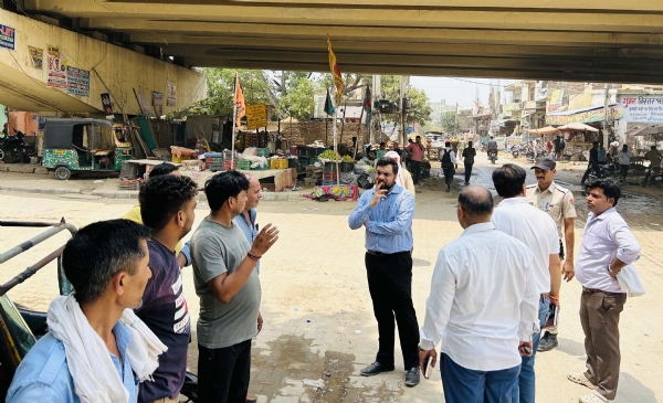 मानेसर नगर निगम में फील्ड में जाकर जलभराव नहीं होने देने पर चर्चा करते निगमायुक्त आयुष सिन्हा।