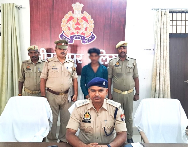 वांछित आरोपी के साथ पुलिस।