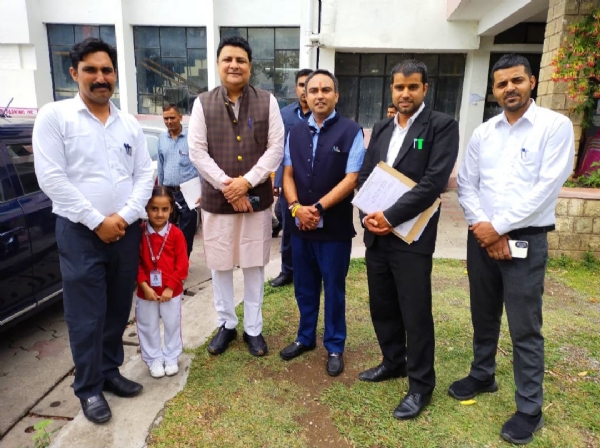 मानहानि का मुकदमा दायर करने के बाद भाजपा विधायक सुधीर शर्मा और अन्य। मानहानि का मुकदमा दायर करने के बाद भाजपा विधायक सुधीर शर्मा और अन्य।