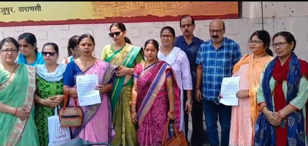 निष्कासित शिक्षक प्रधानमंत्री मोदी के संसदीय कार्यालय पर