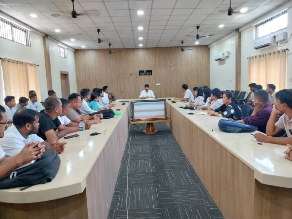 फसल बीमा सप्ताह के आयोजन को लेकर तामूलपुर में हुई बैठक की तस्वीर।
