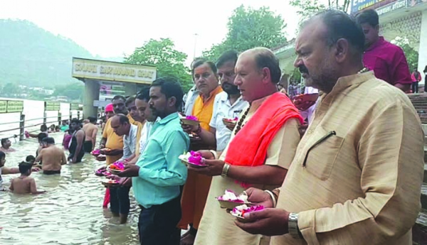 दिवंगत आत्माओं को श्रद्धांजलि देते हुए