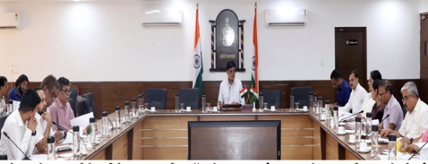 मुख्यमंत्री के अतिरिक्त प्रधान सचिव अधिकारियों की बैठक लेते हुए