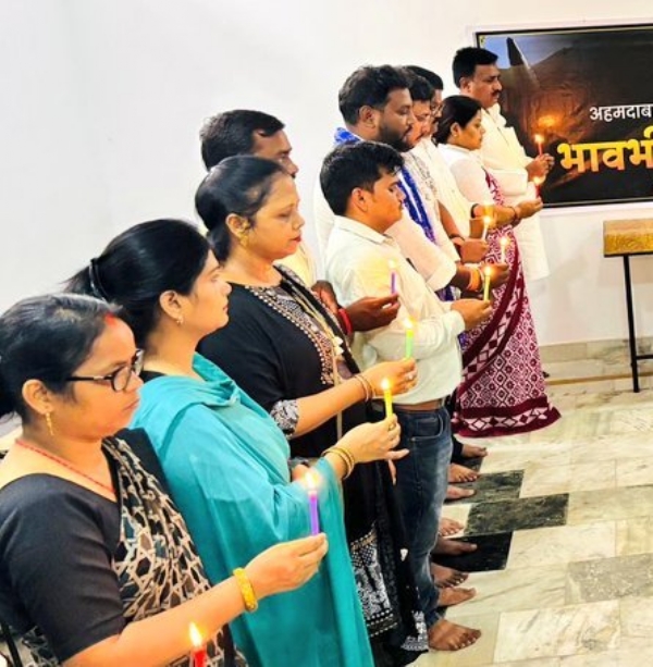 विमान क्रैश के मृतकों को श्रद्धांजलि देते आआपा कार्यकर्ता