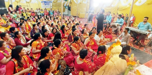 माता की चौकी में भजनों पर झूमती महिलाएं।