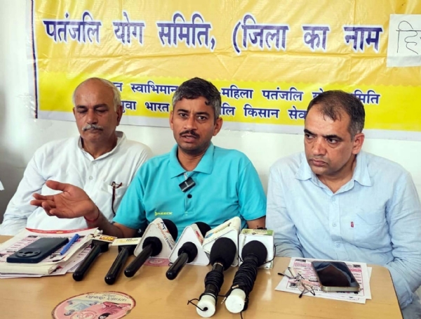 पत्रकारों से बातचीत करते पतंजलि योग समिति के पदाधिकारी।