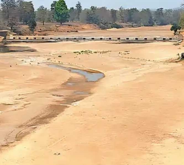 पूरी तरह से सूख चुकी कोटरी नदी