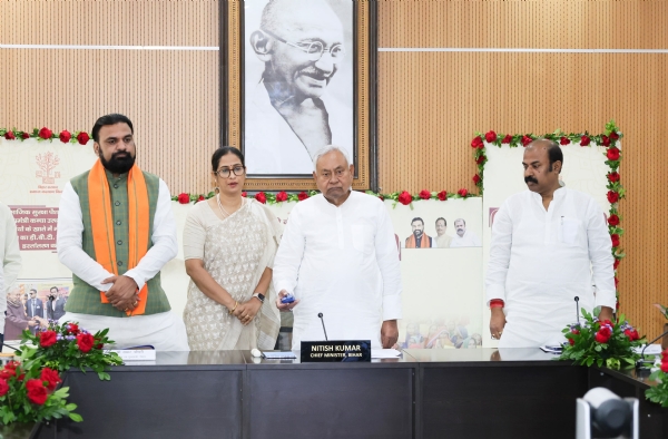 मुख्यमंत्री नीतीश कुमार सामाजिक सुरक्षा पेंशन योजना एवं मुख्यमंत्री कन्या उत्थान योजना के लाभुकों के खाते में  राशि का डी०बी०टी० के माध्यम से  हस्तांतरण करते