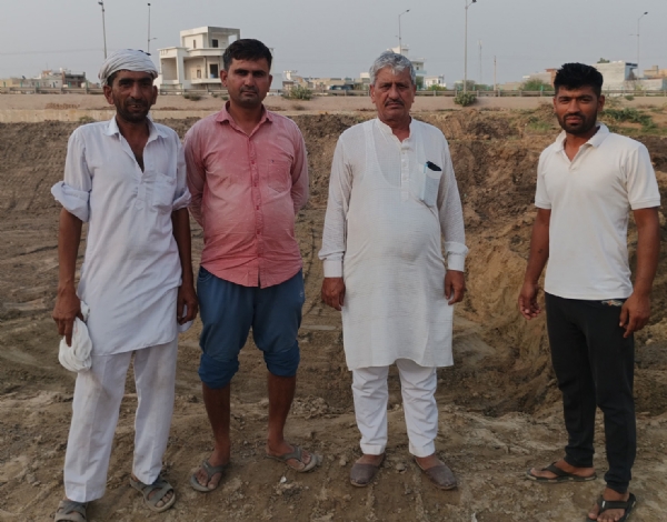 गांव में चल रहे कार्यों को लेकर जानकारी देते हुए सरपंच सतबीर।